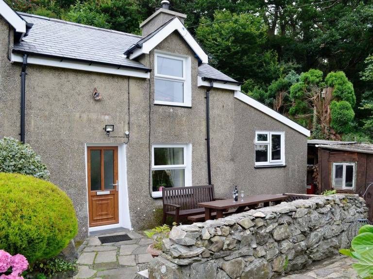 Find & cottages in Cardiff from £29!