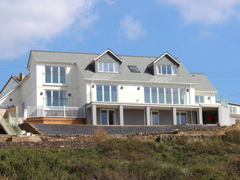 Find cottages & in Mawgan Porth from £45!