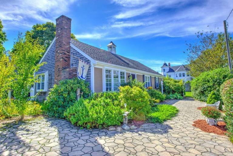 Be at the center of Cape Cod excitement with vacation homes in Hyannis - HomeToGo