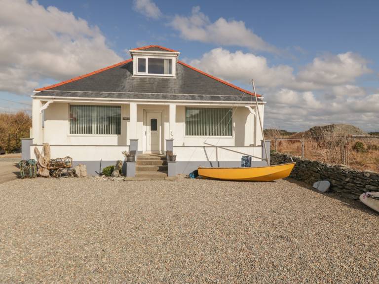 Find cottages & holiday homes in Trearddur Bay from £39!