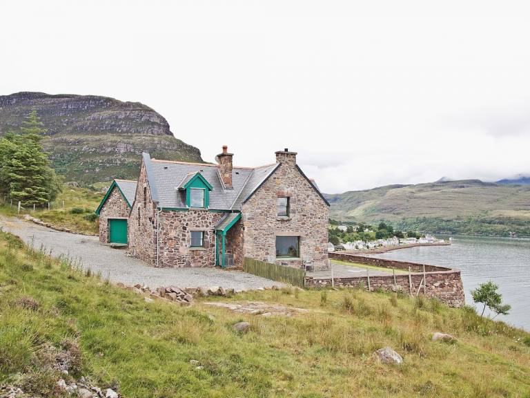 Flexibility and comfort with a Shieldaig holiday cottage - HomeToGo