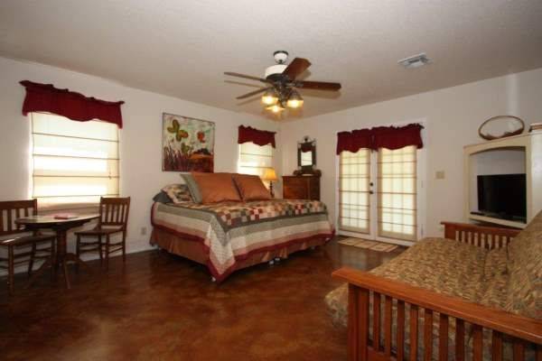 A vacation home in Luckenbach, town of three residents! - HomeToGo