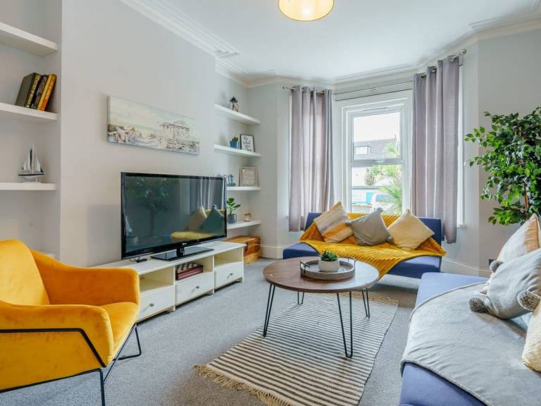 Boscombe Vacation Rentals: Elegant Seaside Enjoyment for the Whole Family - HomeToGo