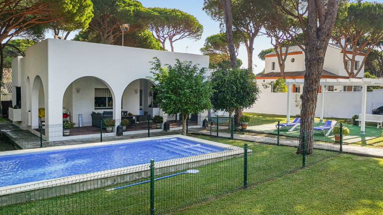 Alquileres vacacionales en las playas infinitas de El Roche - HomeToGo
