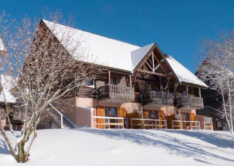 Chalets et hébergements à Super-Besse dès 28 € - HomeToGo