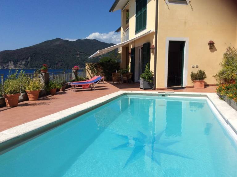 Moneglia in case vacanza: un mondo di relax e libertà - HomeToGo