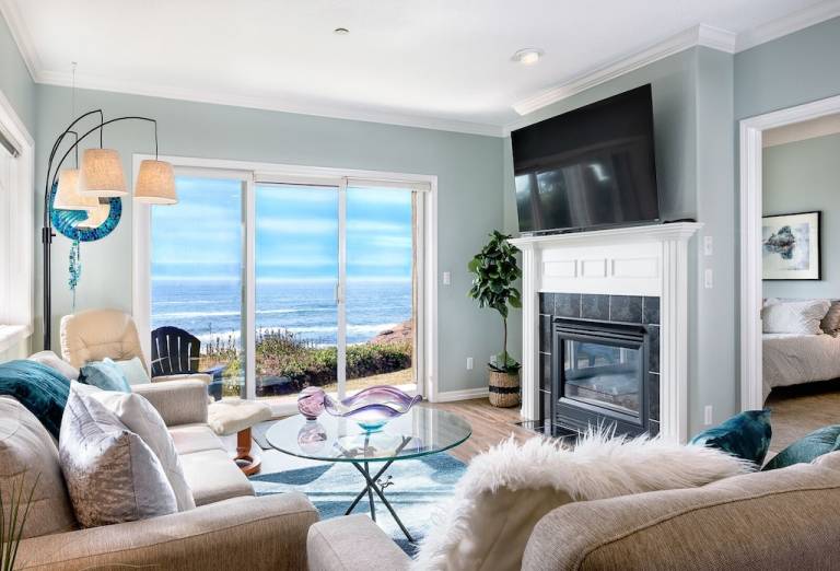 Amazing views of the Pacific from a Depoe Bay vacation home - HomeToGo