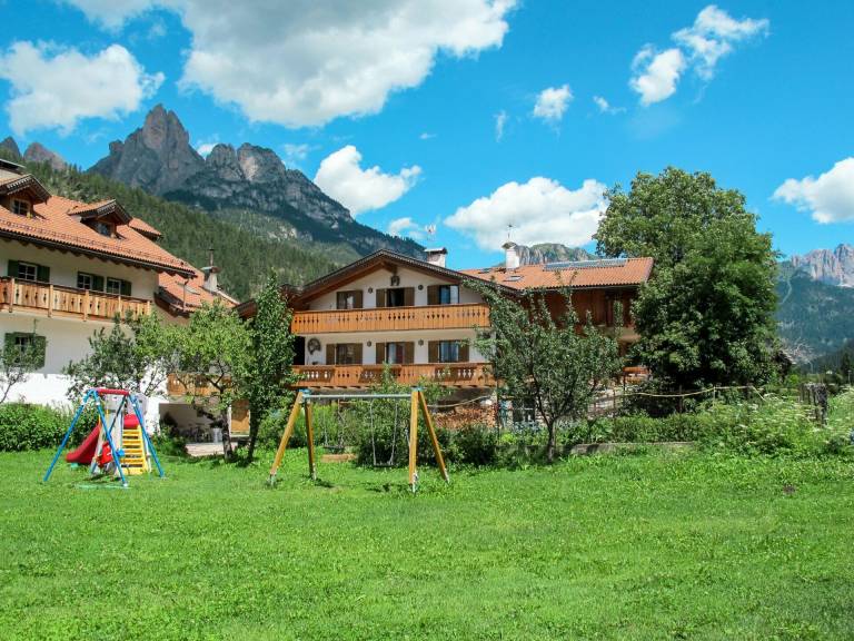 Pozza di fassa, case vacanze nel cuore delle Dolomiti - HomeToGo