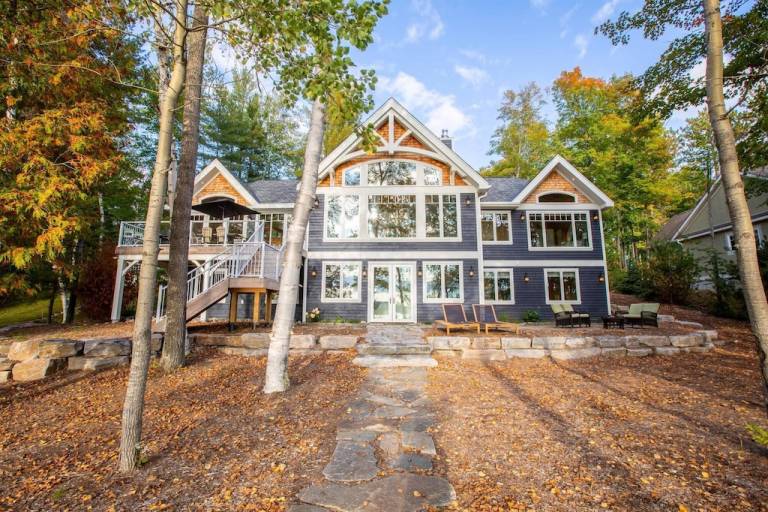 Wooden lakeside cabins and family vacation homes in Lake of Bays - HomeToGo