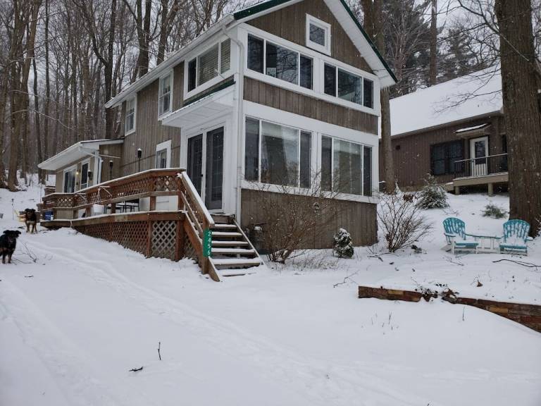 Choose a vacation home in beautiful Findley Lake - HomeToGo