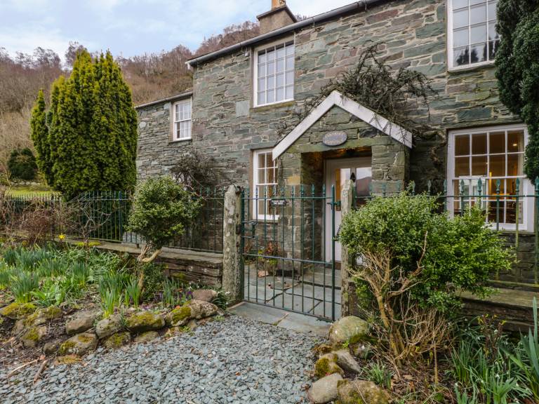 Check Out Breathtaking Mountains with Vacation Homes in Borrowdale - HomeToGo