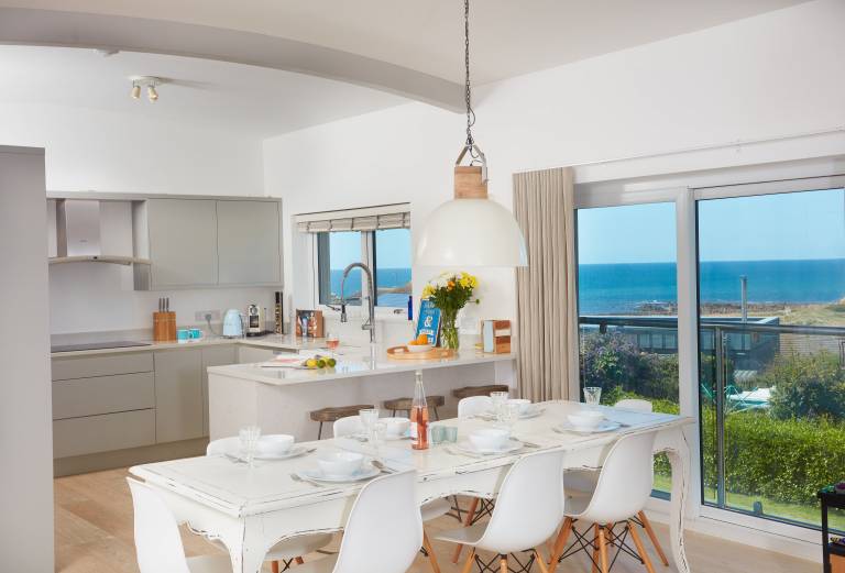 Enjoy a Seaside Getaway with Holiday Rentals in Widemouth Bay - HomeToGo