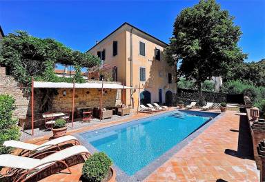 Il borgo medievale di Peccioli fra vigneti e musei - HomeToGo