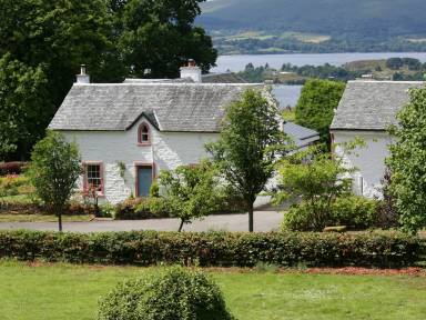 Dunbartonshire holiday lettings for a combination of rural and urban - HomeToGo