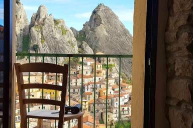 Casa vacanze a Castelmezzano: un borgo magico in provincia di Potenza - HomeToGo