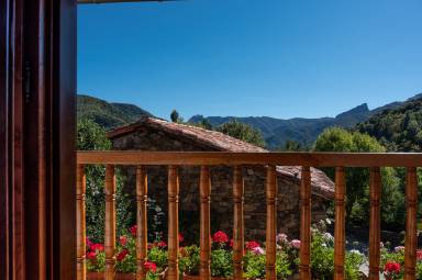 Geniet vanuit uw vakantiehuis van de bergen en kust van de Costa Verde - HomeToGo