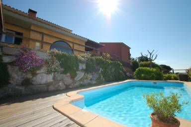 Beleef de Spaanse zon vanuit uw vakantiehuis in Calella - HomeToGo