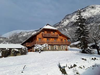 Saint-Jean-de-Maurienne : votre gîte pour explorer les Alpes - HomeToGo
