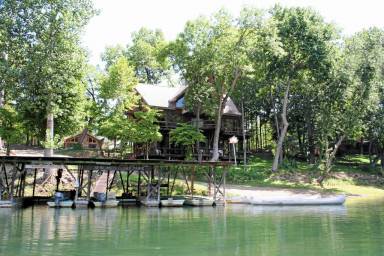 Enjoy the lake life in a Bull Shoals vacation home - HomeToGo