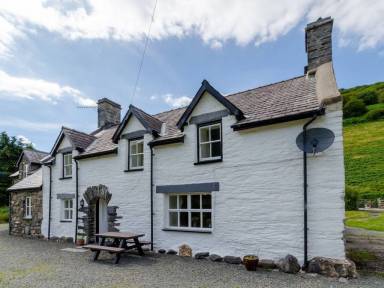 House Llanfihangel-y-pennant