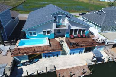 House Pet-friendly City-by-the Sea