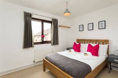 Holiday lettings & accommodation in Horley