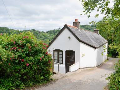 Ancient caves and castles await near Symonds Yat holiday homes - HomeToGo