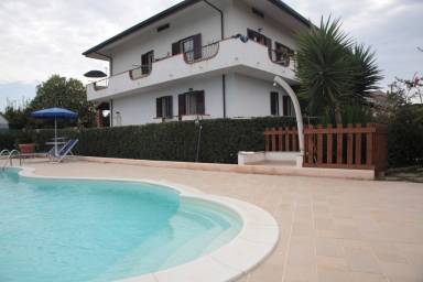 Villa vicino al mare con giardino ed elegante piscina.
