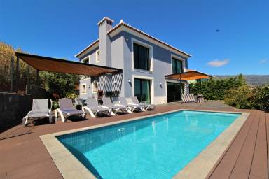 Een vakantiehuis in Prazeres op het prachtige Madeira - HomeToGo
