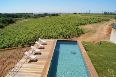 Farmhouse Yard Vauvert