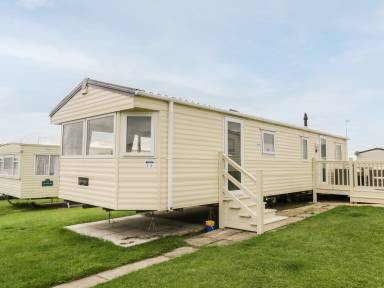 Holiday lettings & accommodation in Cayton Bay