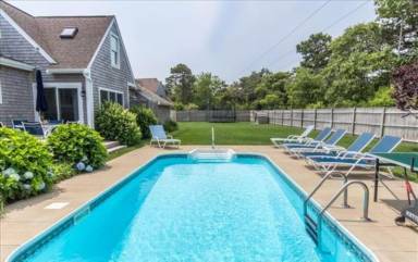 Enjoy the seaside in style with an Edgartown vacation home - HomeToGo