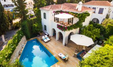 Get lost in the luxury of gorgeous holiday lettings in Spetses, Greece - HomeToGo