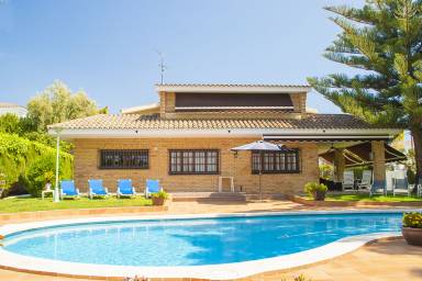 Apartamentos de vacaciones en Roda de Barà: al pie de la Costa Dorada - HomeToGo