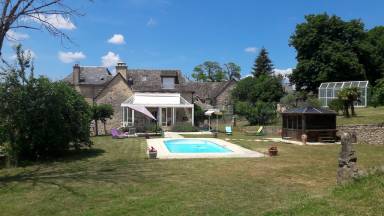 Maison de vacances Piscine Saint-Chély-d'Aubrac