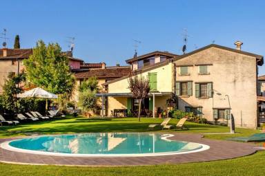 Case vacanza a Monzambano, antiche atmosfere tra i vigneti lombardi - HomeToGo