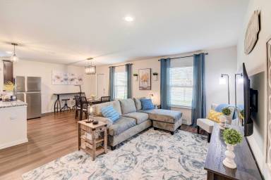House Pet-friendly Lacy Lakeview