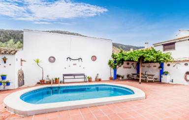 Descansa en tu casa rural en Rute y refréscate en el lago de Andalucía - HomeToGo