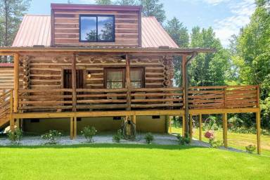 Cabin Yard Pickens