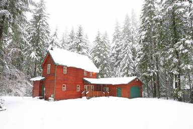 Enjoy scenic mountain vistas from your vacation home in Packwood - HomeToGo