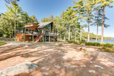 Stay in a lakefront vacation rental in picturesque Moultonborough - HomeToGo