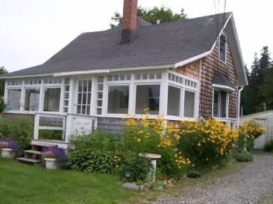 Cottage Balcony Bernard