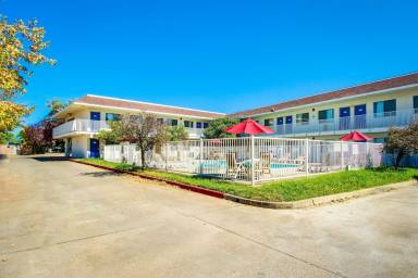 Motel Shasta Lake
