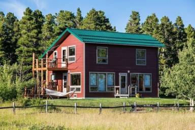 Immerse yourself in nature with an East Glacier Park vacation rental - HomeToGo