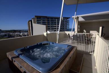 Enjoy a relaxing seaside getaway with Redcliffe holiday houses - HomeToGo