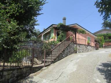 House Yard Castelnuovo Magra