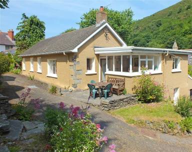 Explore the delightful Welsh coast with a Llangrannog holiday letting - HomeToGo