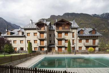 Corona los Pirineos desde las casas rurales de Castejón de Sos - HomeToGo