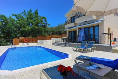 Villa Pool Lysos