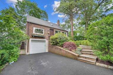 House Pet-friendly Scarsdale